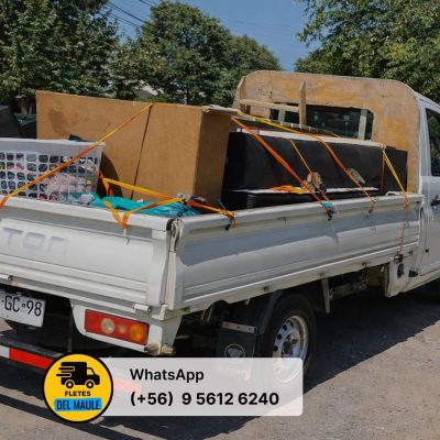 camión de mudanza en Talca cargando muebles en traslado de casa